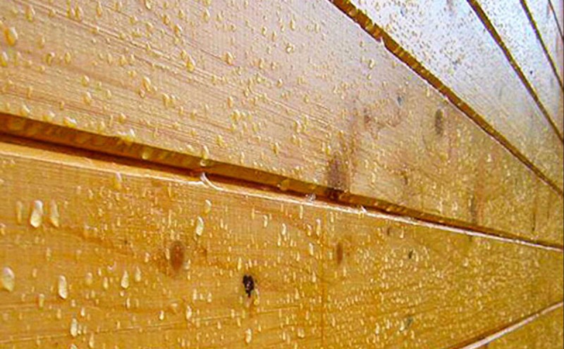 Мокрая поверхность деревянного строения — пример воздействия влаги, от которого защищает гидрофобизатор